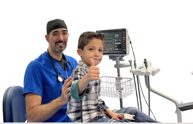 Dr. Pablo de la Garza Chalita con paciente